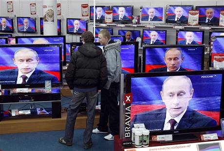 Rusové sledují Putinovo televizní vystoupení.